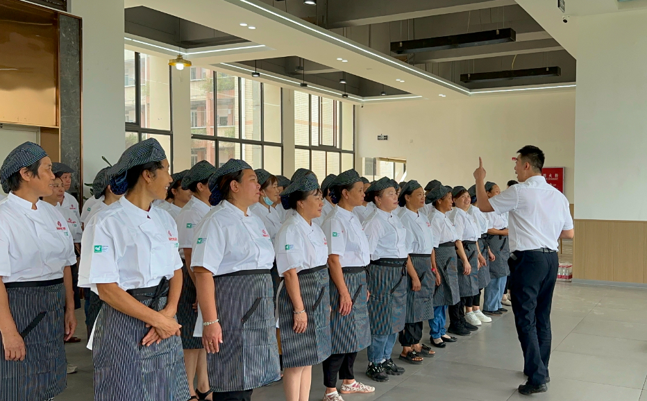 麻将胡了2餐饮集团开展2023年度秋季学期开学前食堂事情职员专项培训-公司新闻-麻将胡了2