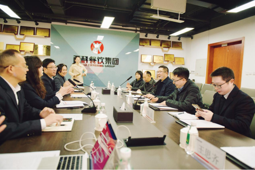 共筑协同育人平台，，，，，开启校企相助新篇：西南科技大学经济治理学院副院长郭四代一行到麻将胡了2餐饮集团交流座谈